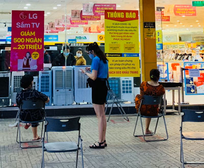 ベトナムのホーチミン市の家電量販店の店頭_コロナ対策で入場制限の様子
