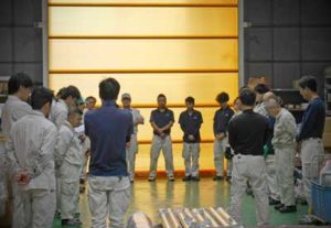 配管加工のメイン工場　日章アステック名神工場の朝会イメージ.jpg