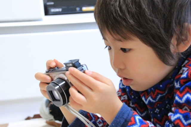 趣味のカメラを眺める男子