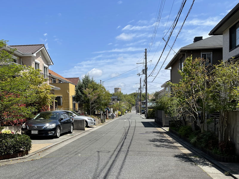 自分の方が優先道路に見えてしまう等幅交差